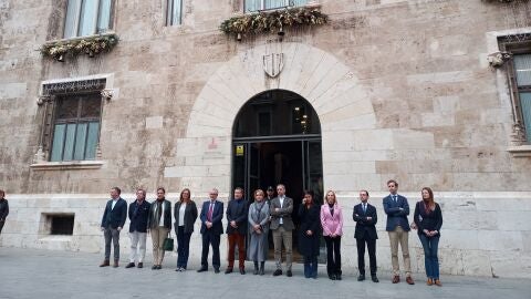 Los responsables del Consell se han concentrado a las puertas del Palau