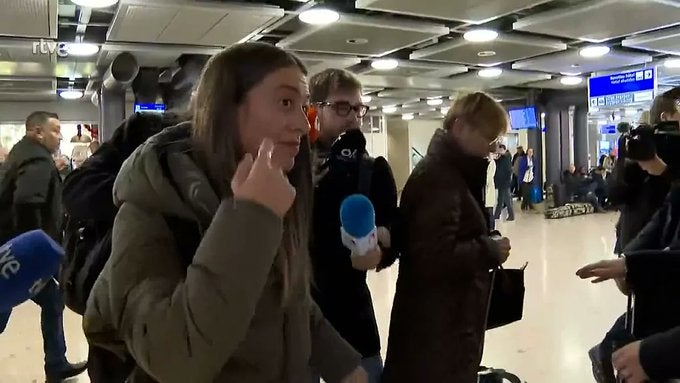 Miriam Nogueras, increpada en su llegada a Ginebra para la reunión con PSOE Miriam Nogueras, increpada en su llegada a Ginebra para la reunión con PSOE