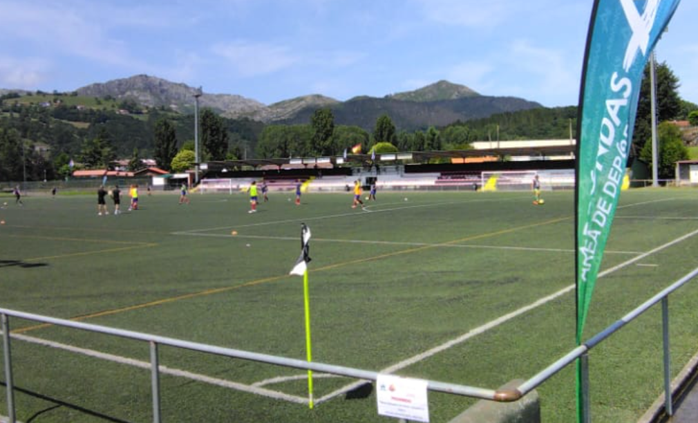 El Ayuntamiento de Parres mejora su zona deportiva El Ayuntamiento de Parres mejora su zona deportiva