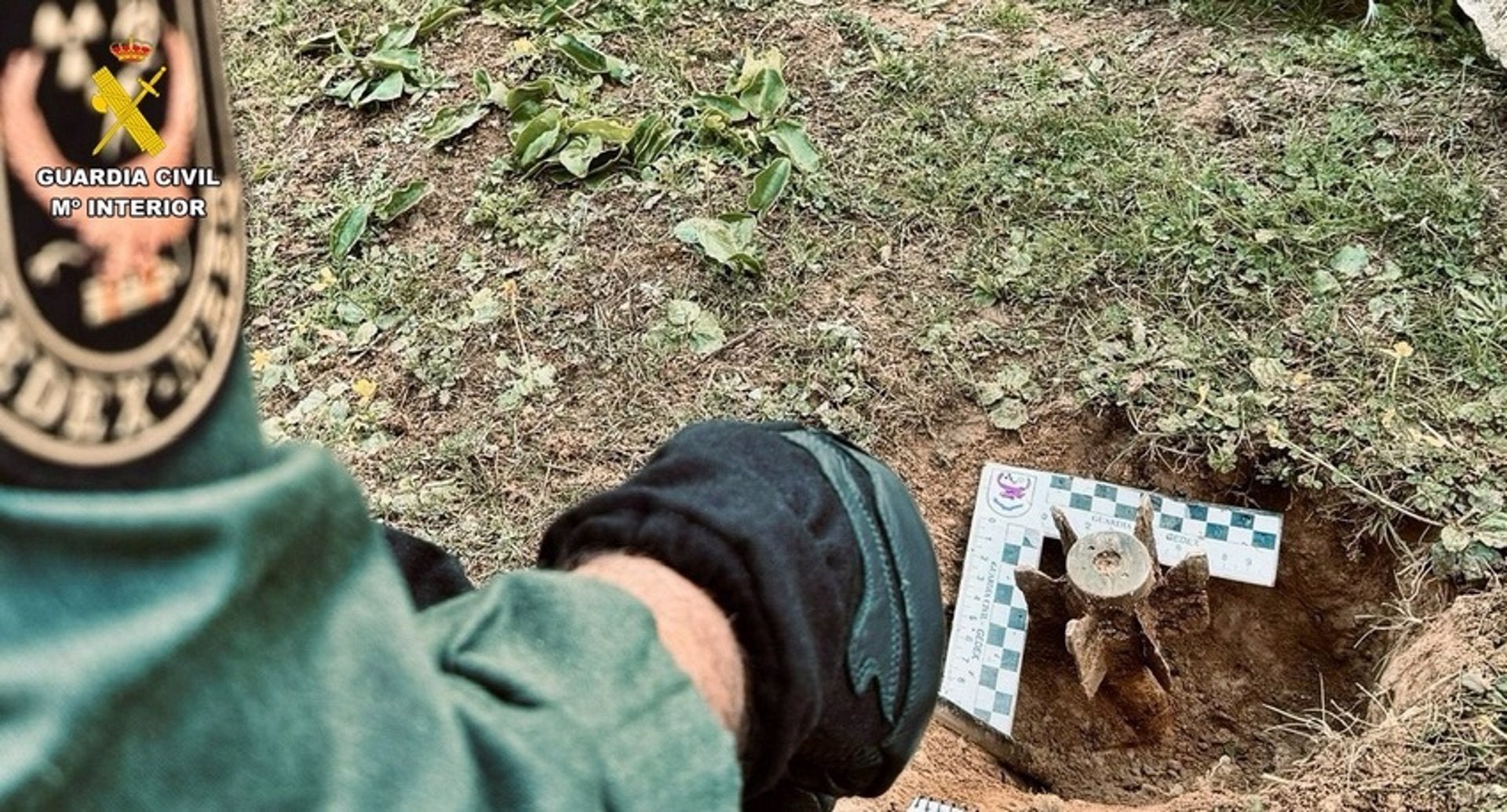 La Guardia Civil desactiva una granada de la Guerra Civil hallada en una finca de Campanario La Guardia Civil desactiva una granada de la Guerra Civil hallada en una finca de Campanario