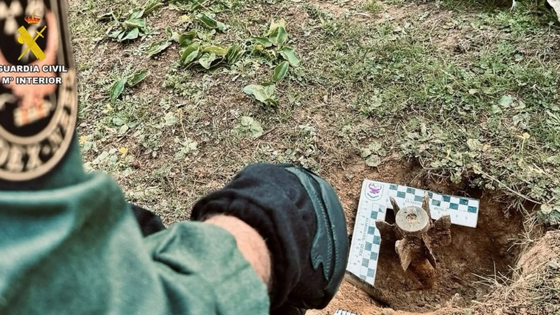 La Guardia Civil desactiva una granada de la Guerra Civil hallada en una finca de Campanario