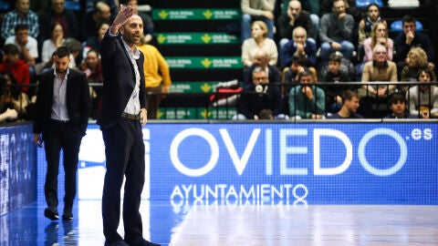 1-12 Javi Rodr&iacute;guez, entrenador del Alimerka Oviedo Baloncesto, en el partido ante Clavijo