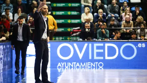 1-12 Javi Rodríguez, entrenador del Alimerka Oviedo Baloncesto, en el partido ante Clavijo 1-12 Javi Rodríguez, entrenador del Alimerka Oviedo Baloncesto, en el partido ante Clavijo