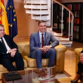 Imagen de archivo del presidente del Gobierno, Pedro Sánchez, con la portavoz de Junts, Míriam Nogueras, y el secretario de Organización del PSOE, Santos Cerdán