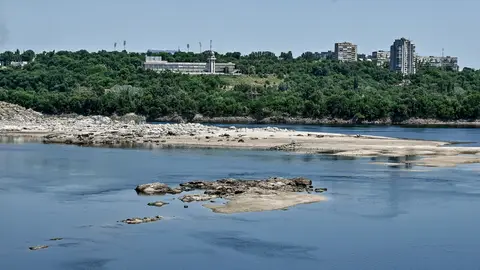 El río Dniéper a su paso por la provincia de Zaporiyia, en Ucrania Ucrania informa de una amenaza para la seguridad nuclear por un nuevo apagón en planta de Zaporiyia