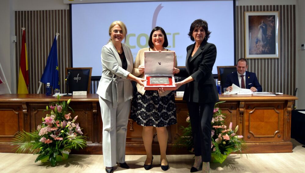 Isabel Campanario fue reconocida como Colegiada Distinguida
