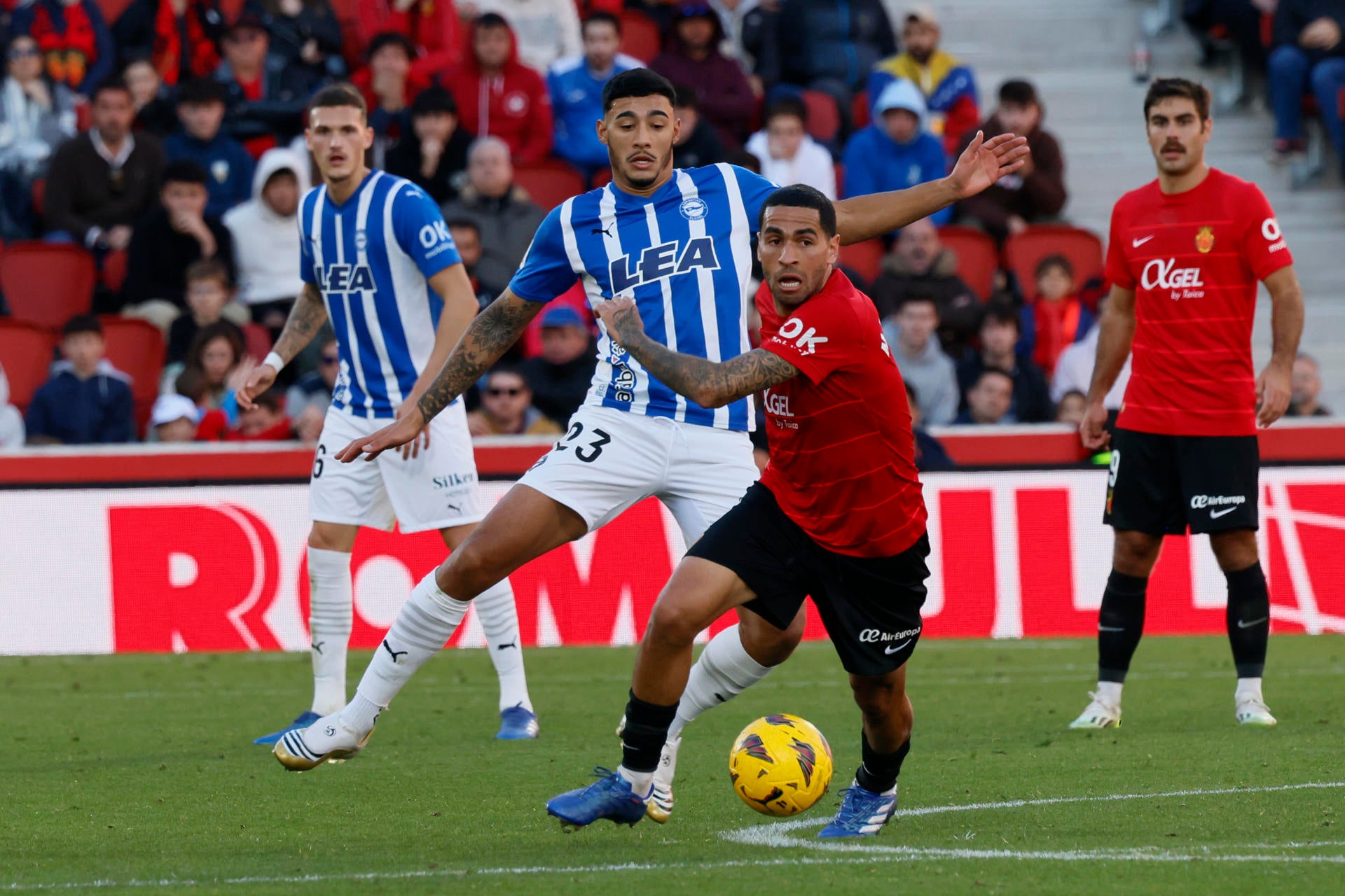 El Alavés se distancia del descenso y el Mallorca sigue sin ganar en casa El Alavés se distancia del descenso y el Mallorca sigue sin ganar en casa
