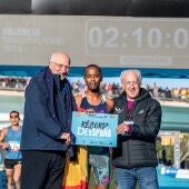 Tariku Novales (2:05:48) y Majida Maayouf (2:21:27) logran los récords de España en el Maratón Valencia 