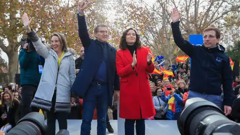 Almeida llama "prófugo de la democracia" a Sánchez y asegura que en el PP no necesitan "mediadores" Almeida llama "prófugo de la democracia" a Sánchez y asegura que en el PP no necesitan "mediadores"