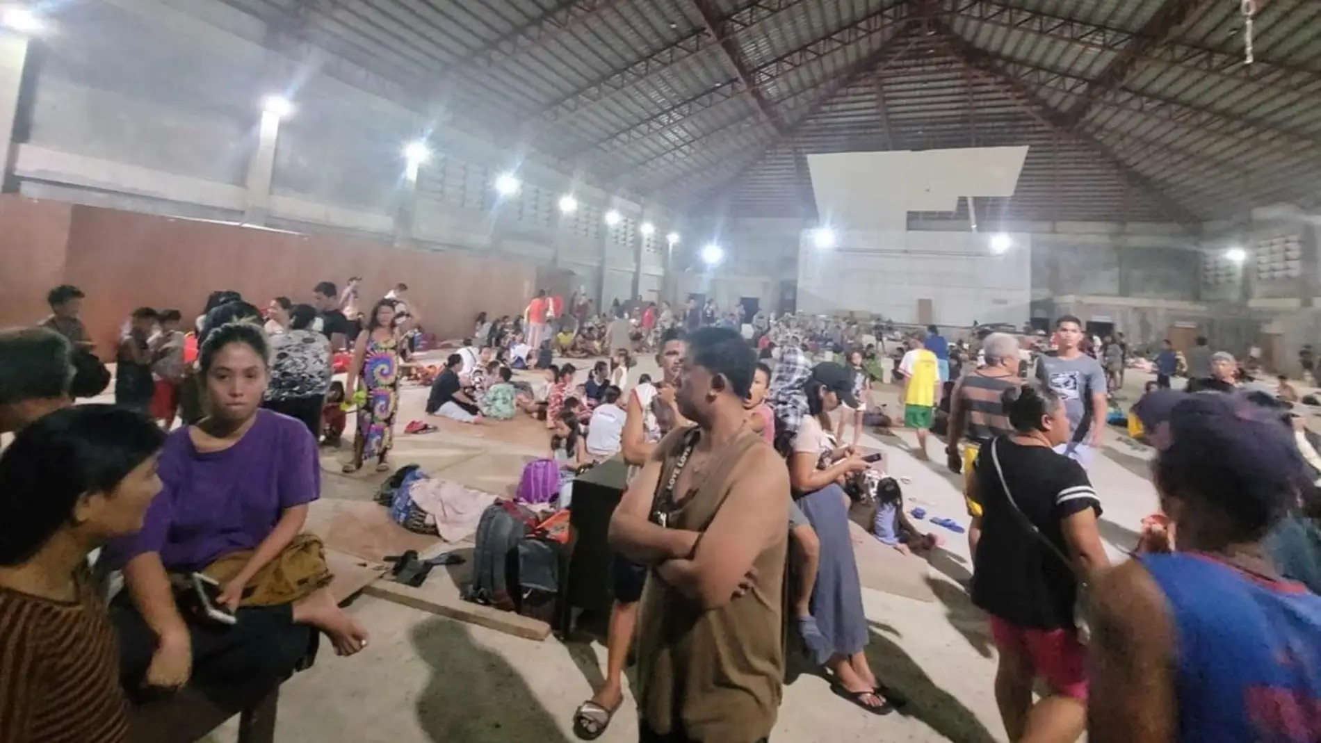 Decenas de ciudadanos albergados en un gimnasio, tras el terremoto en Hinatuan (Filipinas)