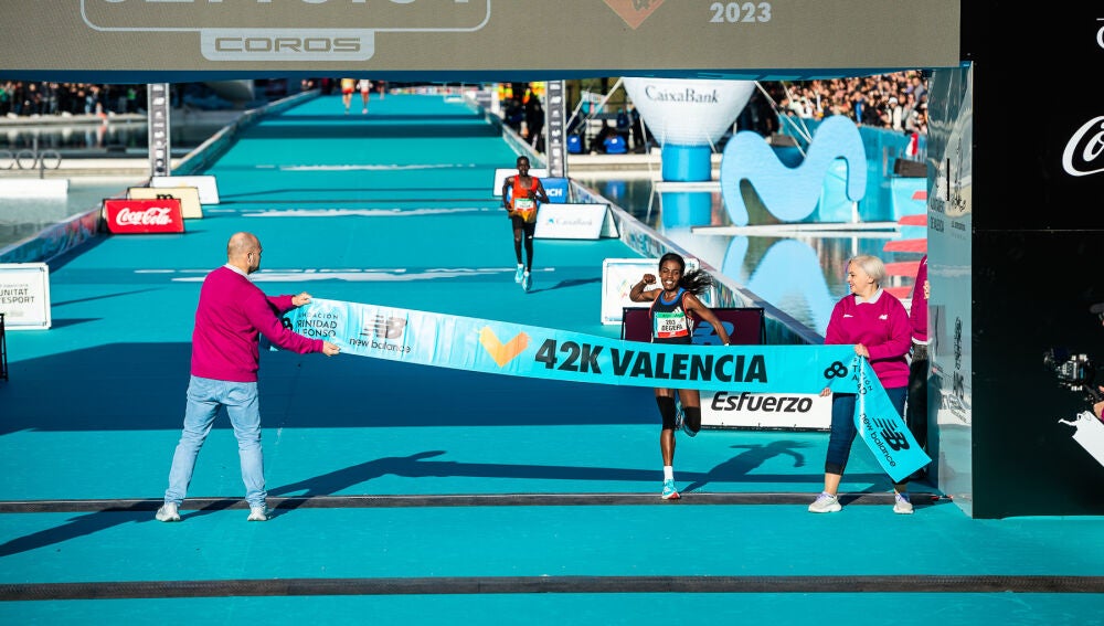 La ganadora de Maratón Valencia Worknesh Degefa