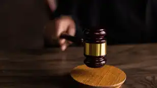 Un juez dando con el mazo 