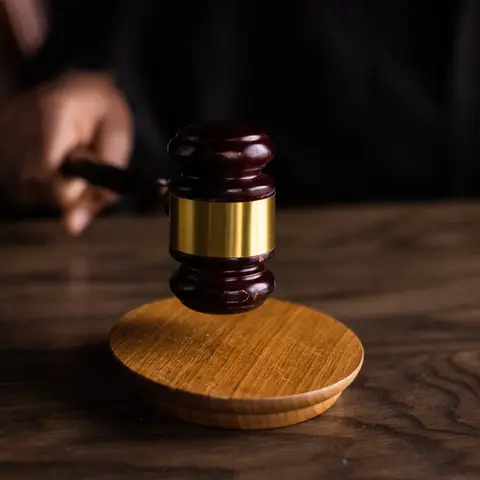 Imagen de un juez dando con el mazo 