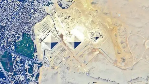 https:www.eldebate.com/historia/20231202/detectan-desde-espacio-gigantesco-canal-oculto-conecta-todas-piramides-egipcias_157746.html https:www.eldebate.com/historia/20231202/detectan-desde-espacio-gigantesco-canal-oculto-conecta-todas-piramides-egipcias_157746.html