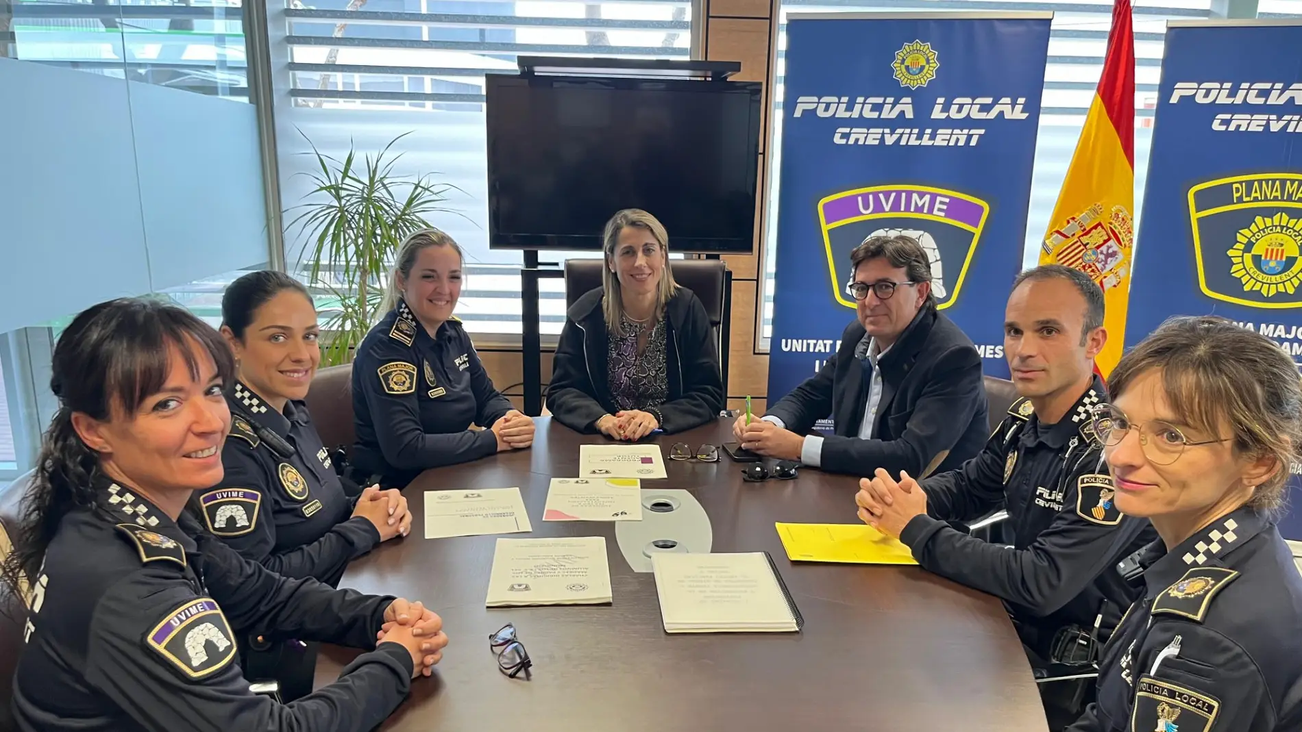 La alcaldesa de Crevillent con integrantes de la Unidad de Atención a Víctimas y Mediación de la Policía Local de la localidad.