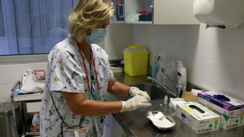 Una infermera prepara una vacuna al CAP Onze de Setembre de Lleida