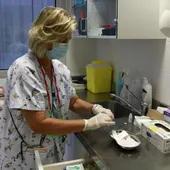 Una infermera prepara una vacuna al CAP Onze de Setembre de Lleida Una infermera prepara una vacuna al CAP Onze de Setembre de Lleida