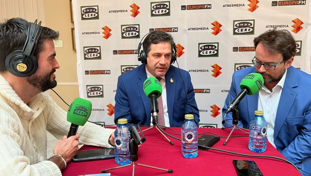Miguel Ángel Valverde, junto a Emilio Hidalgo y Javier Ruiz