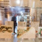 La biblioteca de Benidorm acoge una exposición sobre los 150 años de la primera postal española