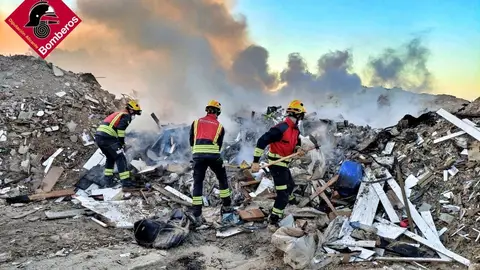 Bomberos de Benidorm extinguen un incendio originado en El Xarco de Villlajoyosa Bomberos de Benidorm extinguen un incendio originado en El Xarco de Villlajoyosa