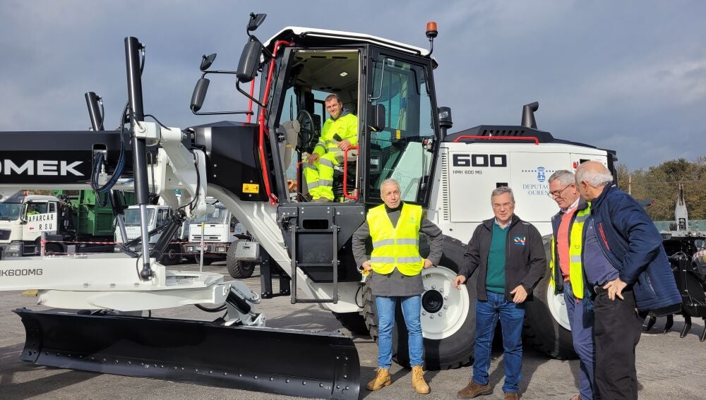 A Deputación de Ourense adquire unha nova motoniveladora
