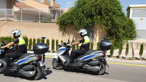 Dos agentes de la Policía Local de Petrer en una imagen de archivo. Dos agentes de la Policía Local de Petrer en una imagen de archivo.