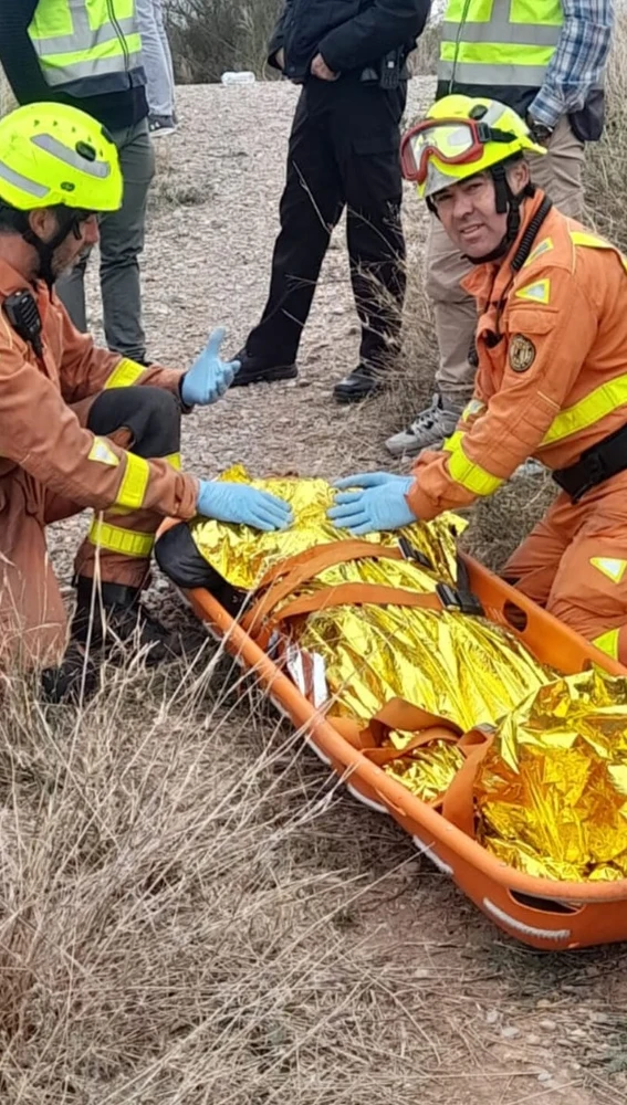 Los bomberos del Consorci Provincial de València retiraron en camilla al señor desaparecido en Sagunto