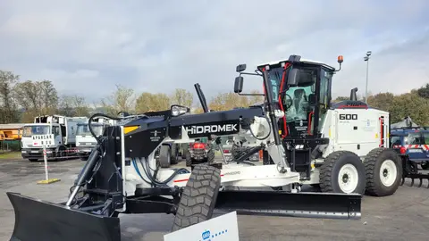 A Deputación de Ourense adquire unha nova motoniveladora A Deputación de Ourense adquire unha nova motoniveladora