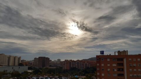 Los cielos de Alicante en la mañana del lunes 4 de diciembre