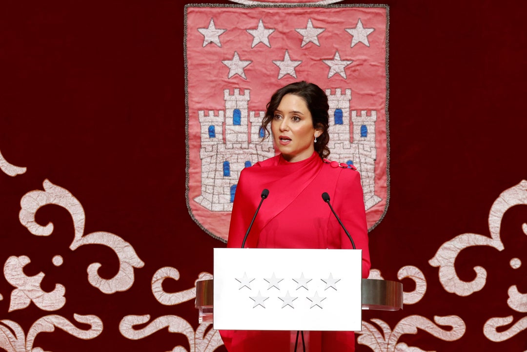 Ayuso critica la amnistía y defiende la Constitución: "Unos pocos no pueden destruir lo que construimos entre tantos" Ayuso critica la amnistía y defiende la Constitución: "Unos pocos no pueden destruir lo que construimos entre tantos"