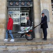 Galletas Gullón dona al Patronato Municipal de Deportes de Palencia una silla todoterreno para personas con movilidad reducida
