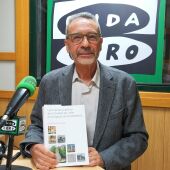 Emilio Morais con su libro "Las Fuentes Públicas de la Ciudad de León en la Época de la Ilustración"