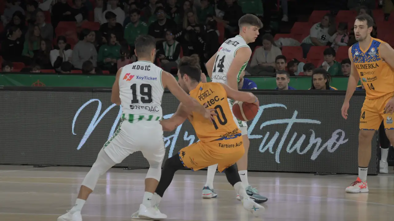 Josep Pérez, base del Alimerka Oviedo Baloncesto, en el partido ante el Betis Josep Pérez, base del Alimerka Oviedo Baloncesto, en el partido ante el Betis