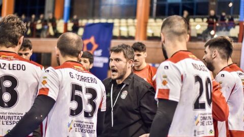 El técnico, Toni Malla, en un momento del Balonmano Cuenca-Fertiberia Balonmano