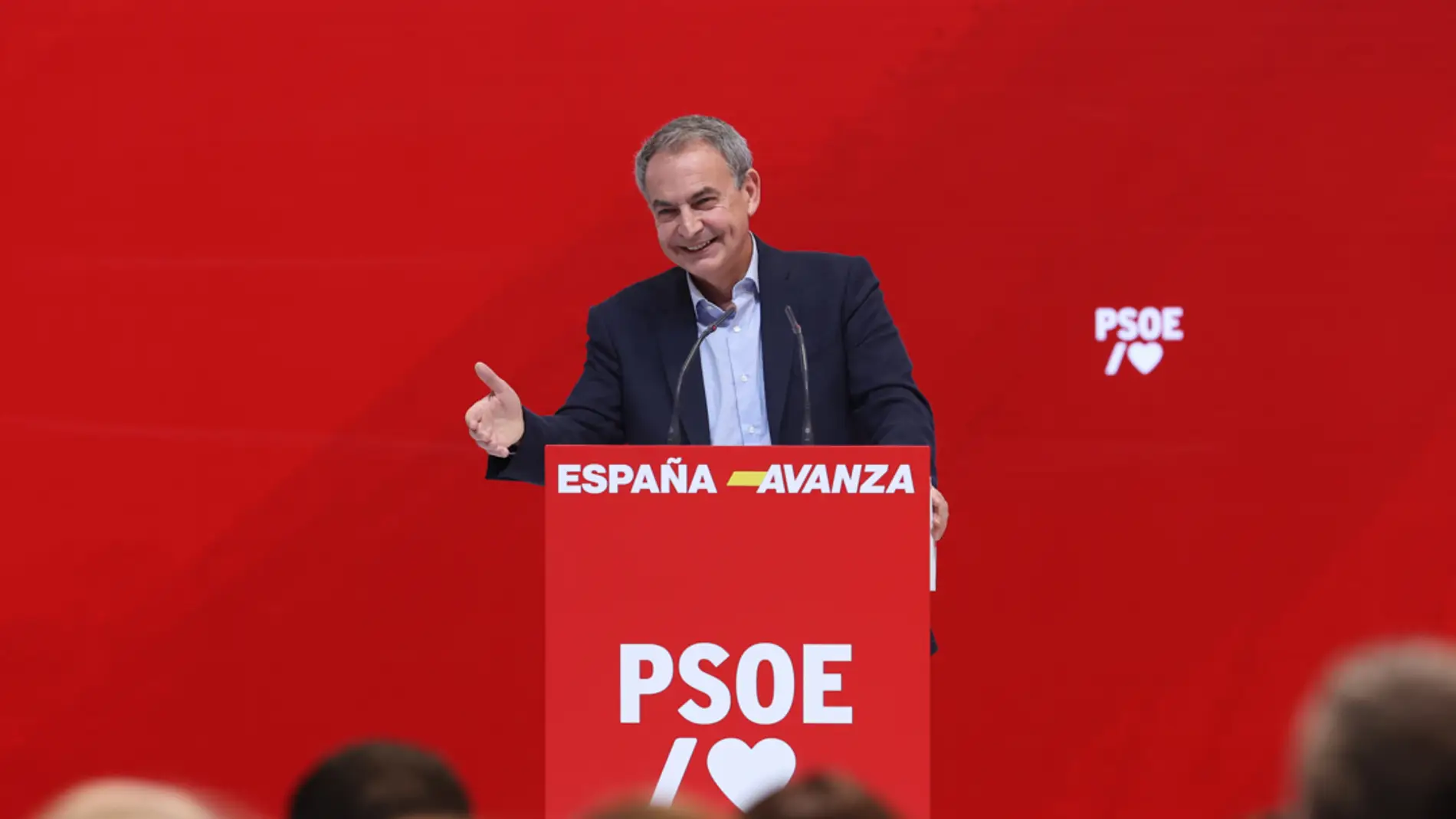 El ex presidente José Luis Rodríguez Zapatero, durante un acto del PSOE para celebrar el nuevo Ejecutivo, este domingo en Madrid.