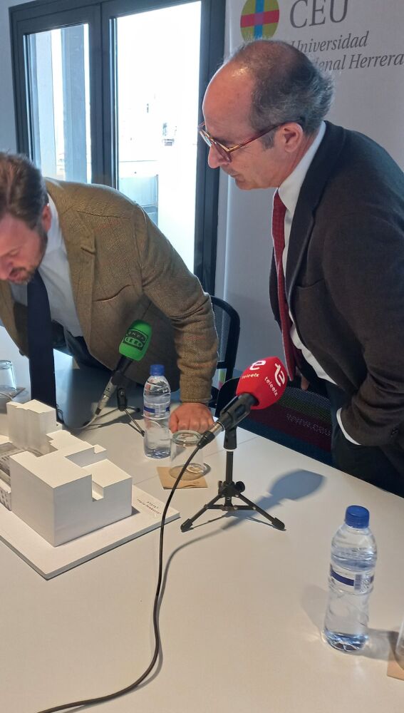 El alcalde de Elche y el rector de la Universidad CEU Cardenal Herrera observan la maqueta de la nueva sede de la institución.
