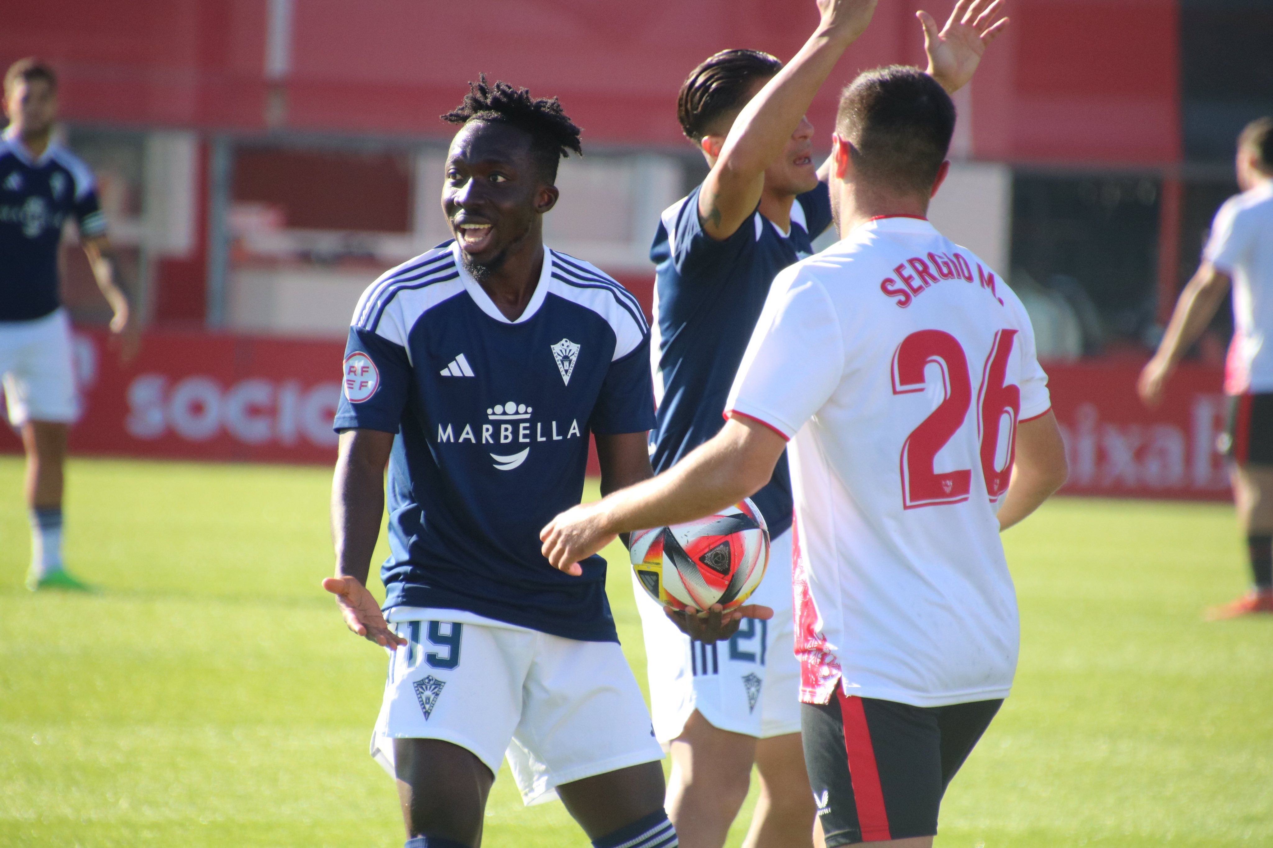 El Marbella sufre su tercera derrota consecutiva y se aleja del liderato. El Marbella sufre su tercera derrota consecutiva y se aleja del liderato.