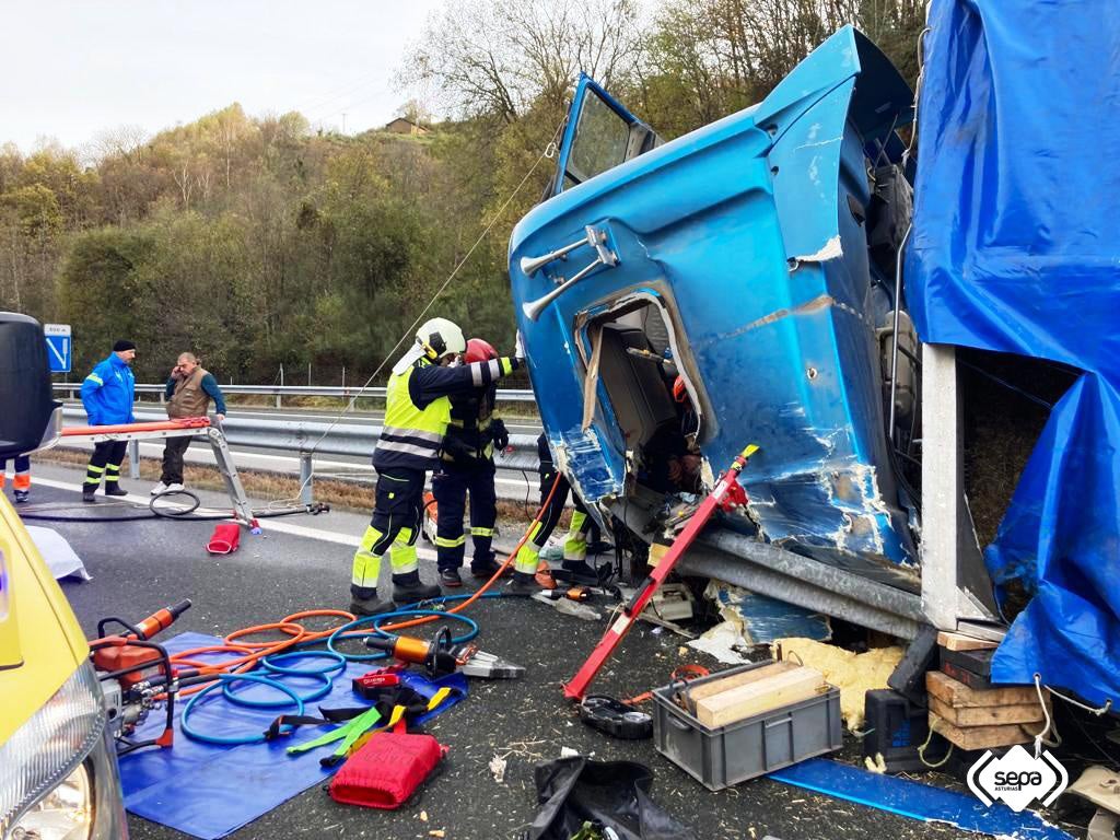 Herido un transportista en la A66 al volcar su camión Herido un transportista en la A66 al volcar su camión
