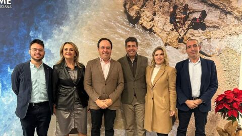 Juanfran P&eacute;rez con Carlos Maz&oacute;n, Nuria Montes y varios concejales de Finestrat