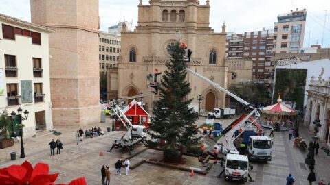 Puesta a punto en la plaza Mayor de Castell&oacute;n para inaugurar la Navidad. 