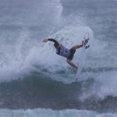 Jacobo Trigo, surfista cántabro en Las Canteras