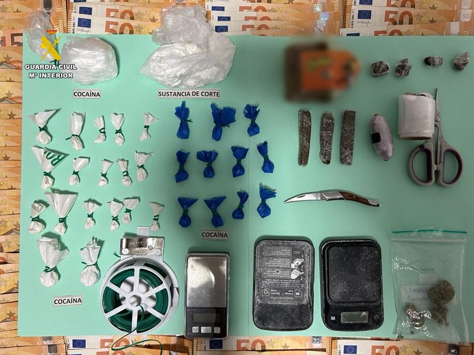 Cae un grupo que dispensaba drogas las 24 horas y en plena calle en Pilar de la Horadada Cae un grupo que dispensaba drogas las 24 horas y en plena calle en Pilar de la Horadada