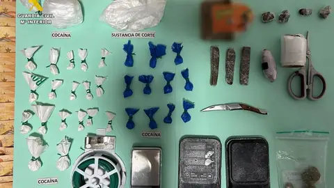 Se han intervenido 50 gramos de cocaína, 75 de hachís y 2 de marihuana, cortados y envasados en dosis individuales dispuestas para la venta, además de 21.710 euros en efectivo Se han intervenido 50 gramos de cocaína, 75 de hachís y 2 de marihuana, cortados y envasados en dosis individuales dispuestas para la venta, además de 21.710 euros en efectivo
