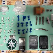 Se han intervenido 50 gramos de cocaína, 75 de hachís y 2 de marihuana, cortados y envasados en dosis individuales dispuestas para la venta, además de 21.710 euros en efectivo