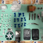 Se han intervenido 50 gramos de cocaína, 75 de hachís y 2 de marihuana, cortados y envasados en dosis individuales dispuestas para la venta, además de 21.710 euros en efectivo Se han intervenido 50 gramos de cocaína, 75 de hachís y 2 de marihuana, cortados y envasados en dosis individuales dispuestas para la venta, además de 21.710 euros en efectivo