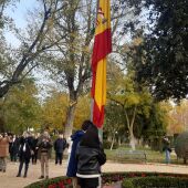 Dos estudiantes han izado la bandera de España en el Parque de Gasset