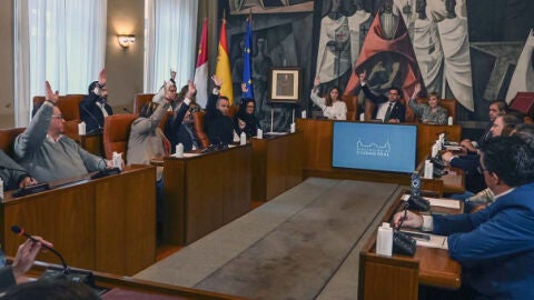 Diputados de PP y Vox votando a favor de la propuesta