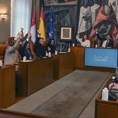 Diputados de PP y Vox votando a favor de la propuesta Diputados de PP y Vox votando a favor de la propuesta