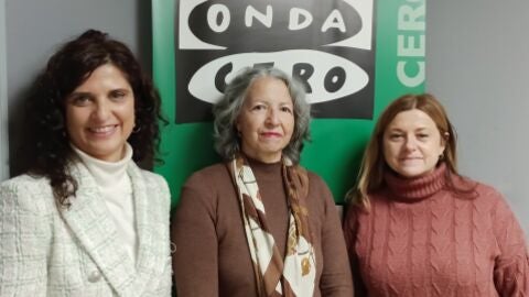 Esther de Andr&eacute;s, edil de Participaci&oacute;n Ciudadana de Alcal&aacute; de Henares, Marisa Garc&iacute;a, presidenta de la Asociaci&oacute;n de Amigos del Pueblo Saharaui, y Virginia S&aacute;nchez, responsable de la Bolsa de Voluntariado, en M&aacute;s de uno Alcal&aacute;