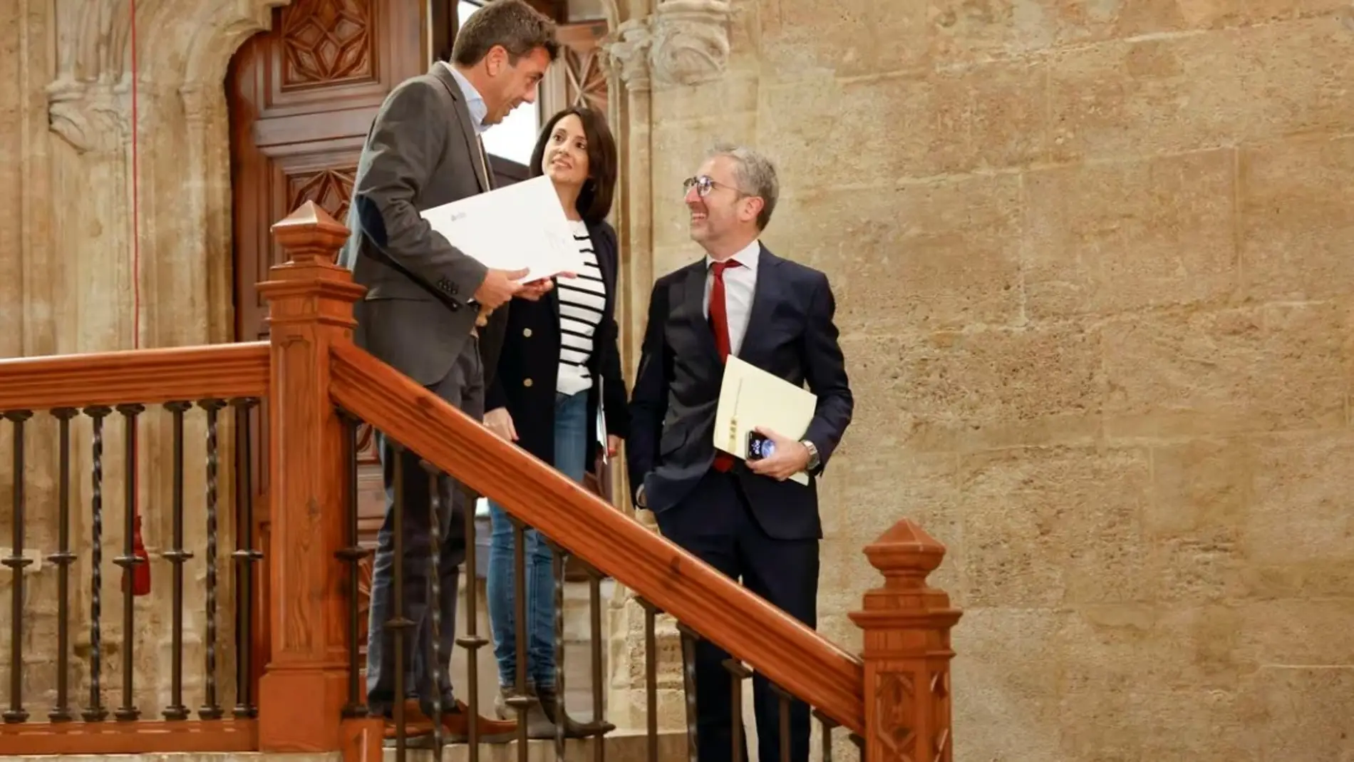 Los portavoces del grupo socialista Rebeca Torró y Arcadi España, tras una reunión con el presidente de la Generalitat, Carlos Mazón. 
